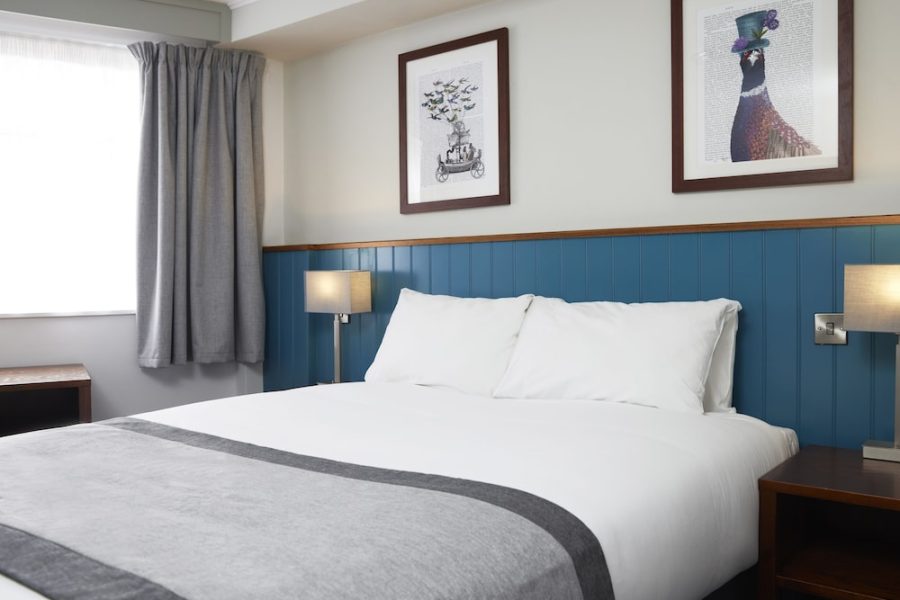 Milano - Luton - Highwayman By Greene King Inn