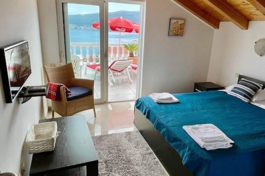 Bologna - Tivat - Family House with pool & sea view