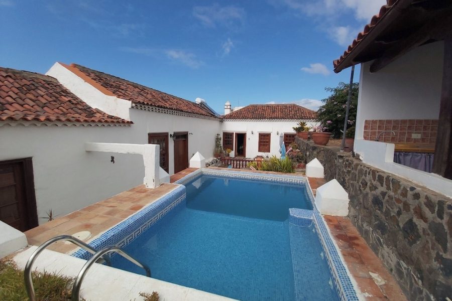 Napoli - Tacoronte - Villa-Sleeps4-Parking-Garden-Pool-NearAirport