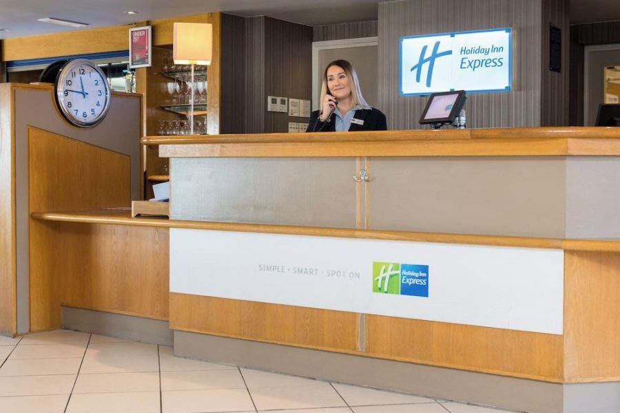Bari - Luton - Holiday Inn Express LONDON - LUTON AIRPORT by IHG