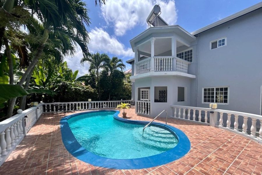 Bologna - Runaway Bay - 5 Bed Villa Sleeps 14 - Private Pool - Smart TVs