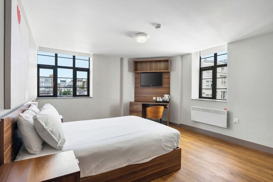 Bari - Brighton - The Mitre Hotel Brighton
