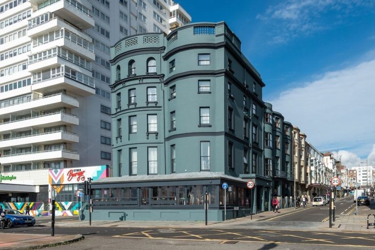 Volo + Hotel Milano - Brighton - West Beach Hotel Brighton da 184.61€