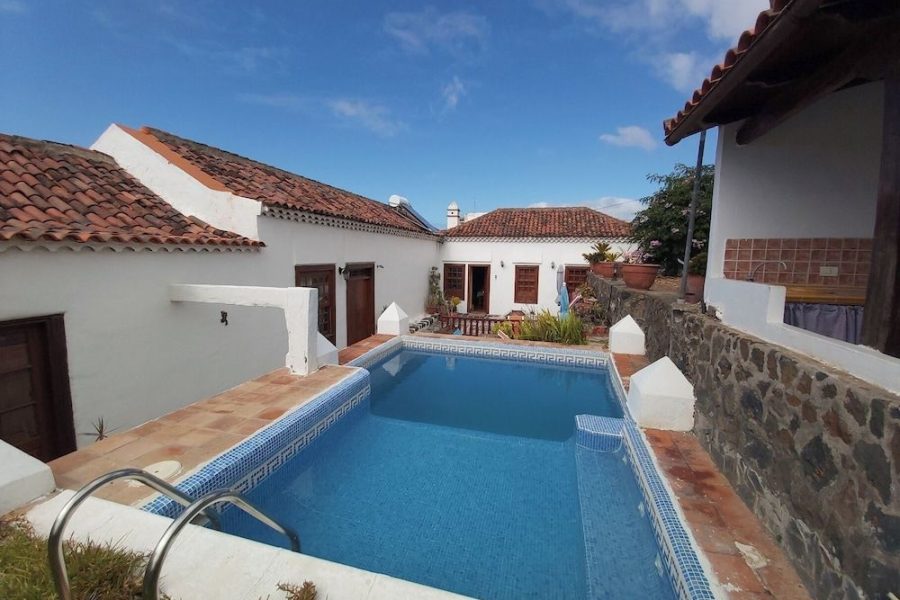 Roma - Tacoronte - Villa-Sleeps4-Parking-Garden-Pool-NearAirport
