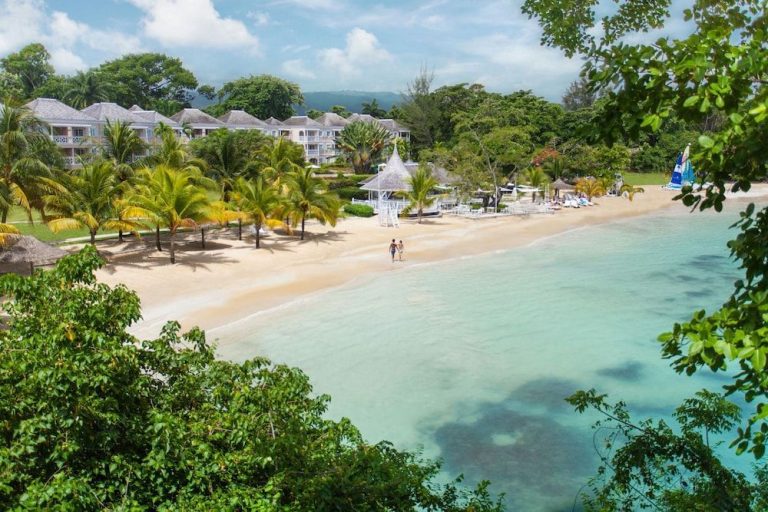 Volo + Hotel Napoli - Ocho Rios - Couples Sans Souci da 5128€