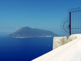 L'intenso blu delle Isole Eolie - ph marigould (Marianna Anzelmo) - licenza Creative Commons Attribution-Share Alike 2.0 Generic