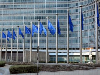Bandiere dell’Unione Europea davanti alla sede della Commissione europea a Bruxelles, contesto istituzionale legato alla EU Tourism Platform