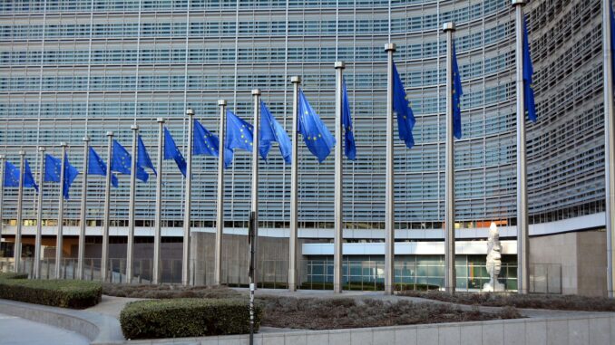 Bandiere dell’Unione Europea davanti alla sede della Commissione europea a Bruxelles, contesto istituzionale legato alla EU Tourism Platform
