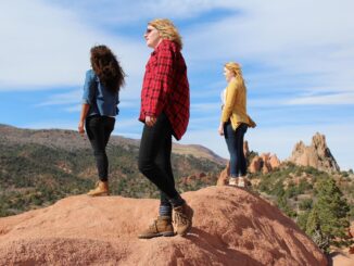 Gruppo di viaggiatrici in un paesaggio naturale degli Stati Uniti