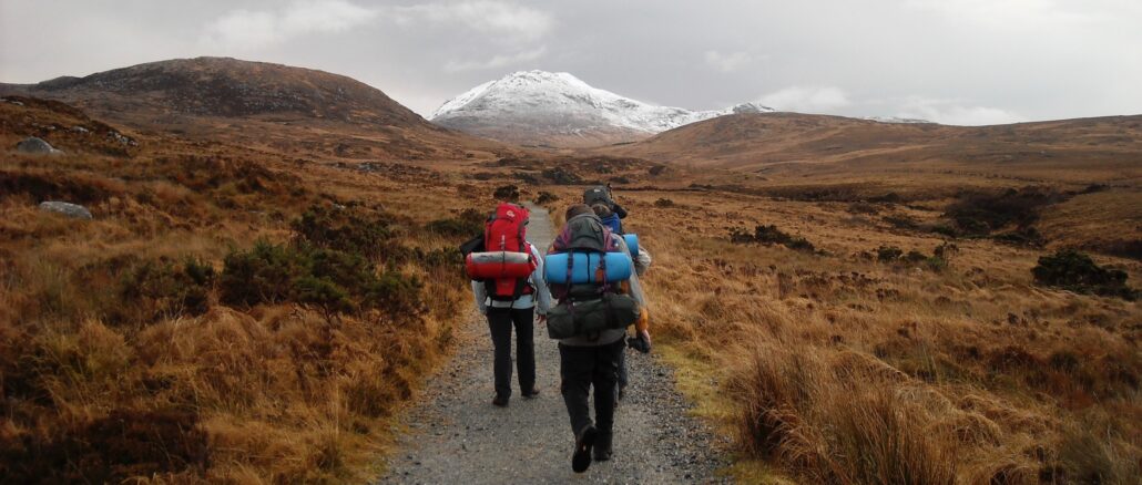 Viaggiatore su un sentiero in Irlanda, immagine simbolica dei trend WeRoad per l’estate 2026