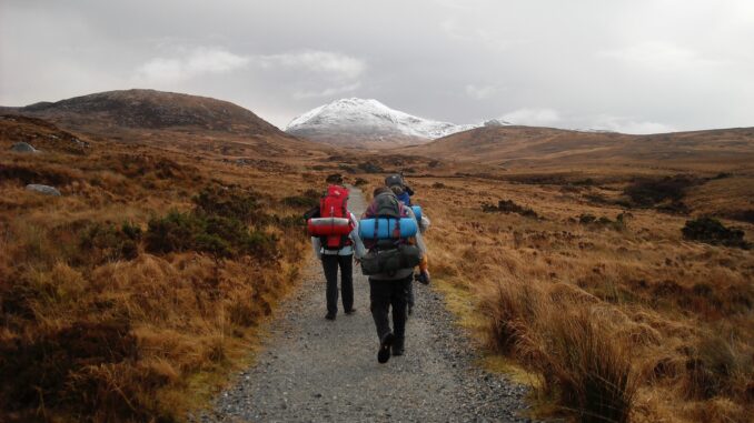 Viaggiatore su un sentiero in Irlanda, immagine simbolica dei trend WeRoad per l’estate 2026