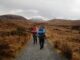 Viaggiatore su un sentiero in Irlanda, immagine simbolica dei trend WeRoad per l’estate 2026