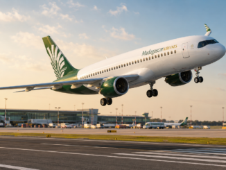 Aereo Madagascar Airlines in fase di decollo sopra una pista aeroportuale con terminal sullo sfondo