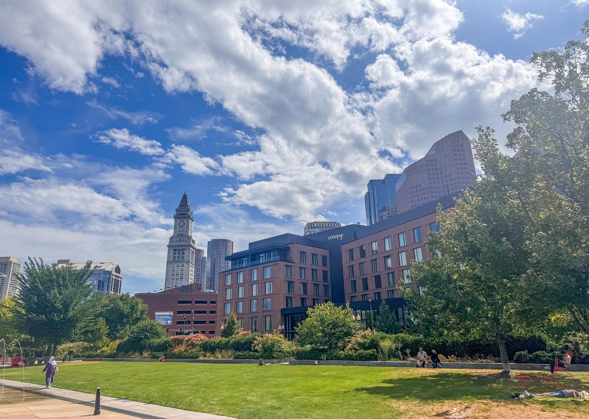 Spazio verde urbano con skyline di Boston sullo sfondo