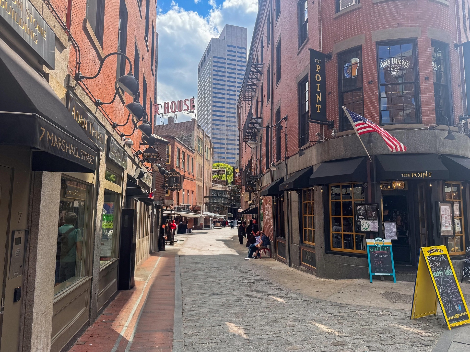 Strada del centro di Boston tra edifici storici in mattoni