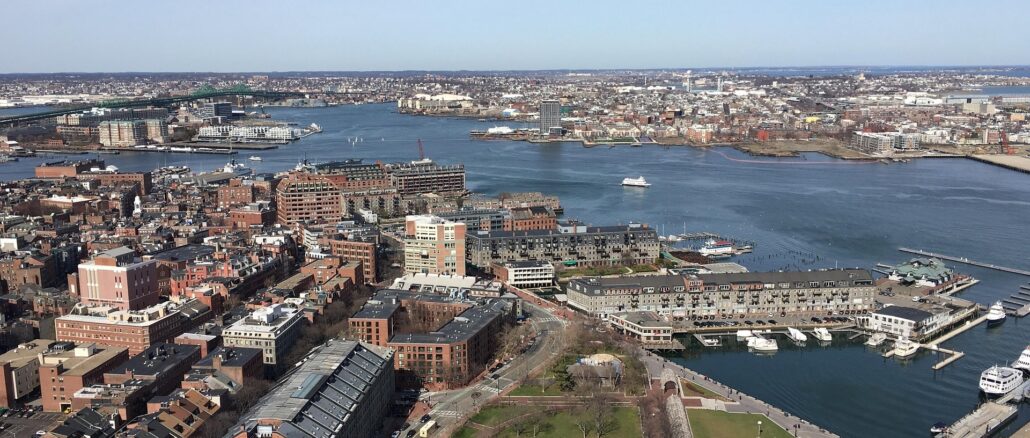 Veduta panoramica del waterfront e dello skyline di Boston