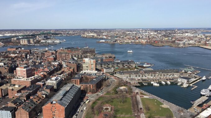 Veduta panoramica del waterfront e dello skyline di Boston