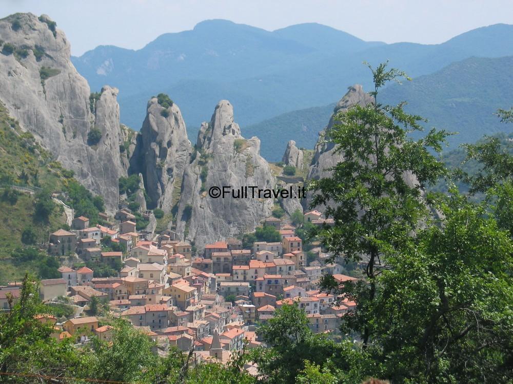Castelmezzano, eine charmante Stadt eingebettet in die Felsen der lukanischen Dolomiten ©Foto Anna Bruno
