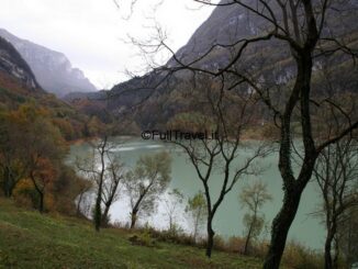 Splendido paesaggio disegnato dal lago di Tenno, in Trentino ©Foto Anna Bruno