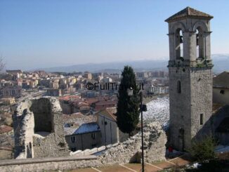 Vista de Campobasso com a torre sineira de San Bartolomeo