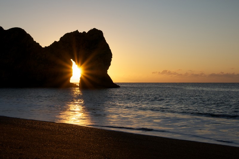 Durdle Door at Sunrise - Foto© Mark Machin. Clovelly Harbour - Foto© Rob Kendall. courtesy of South West Coast Path National Trail