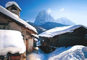 Snow-covered farms in Val Gardena ©Photo Tappeiner