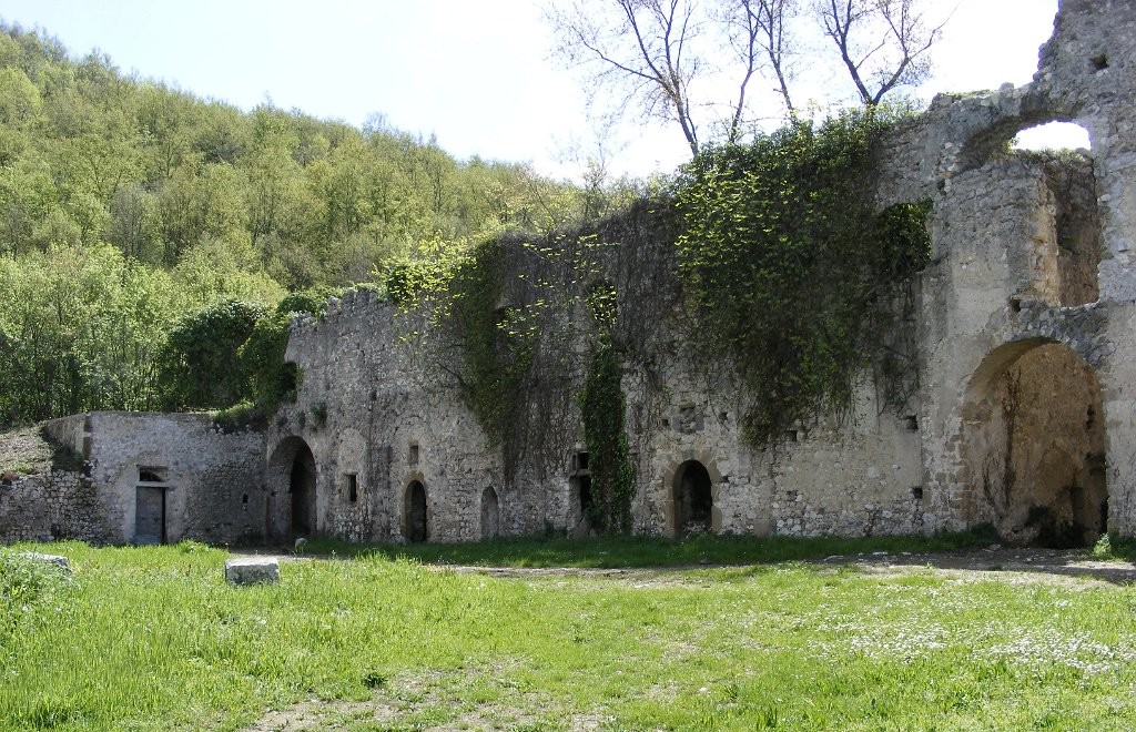 Pueblos abandonados: Abadía de Ferrara, Vairano Patenora