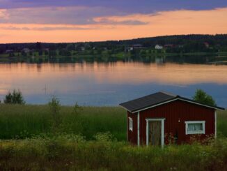 Коттедж на берегу озера в Финляндии © VisitFinland.com