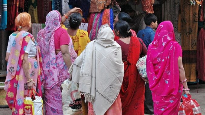 Donne in abiti sgargianti in occasione della Fiera di Pushkar