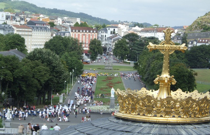 Lourdes, processione pomeridiana degli ammalati intorno al Santuario