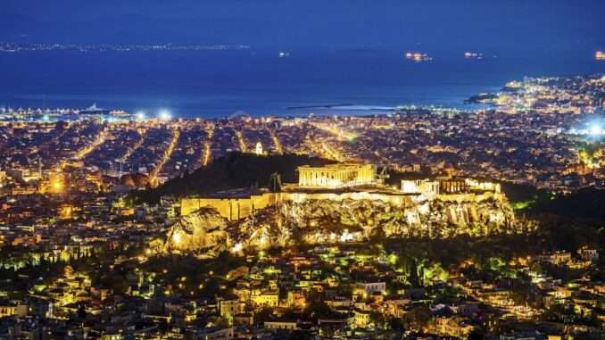 Atene cosa vedere: vista notturna della capitale della Grecia
