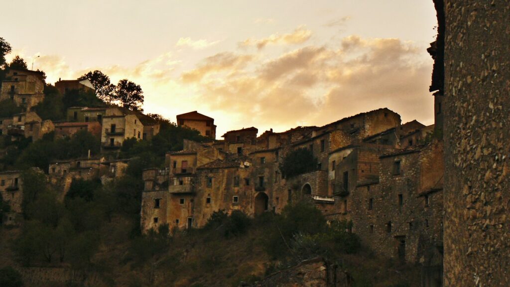 Romagnano al Monte, borgo abbandonato - Foto Alessandro Bonvini