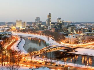 Vilnius con la neve, splendida veduta della capitale della Lituania