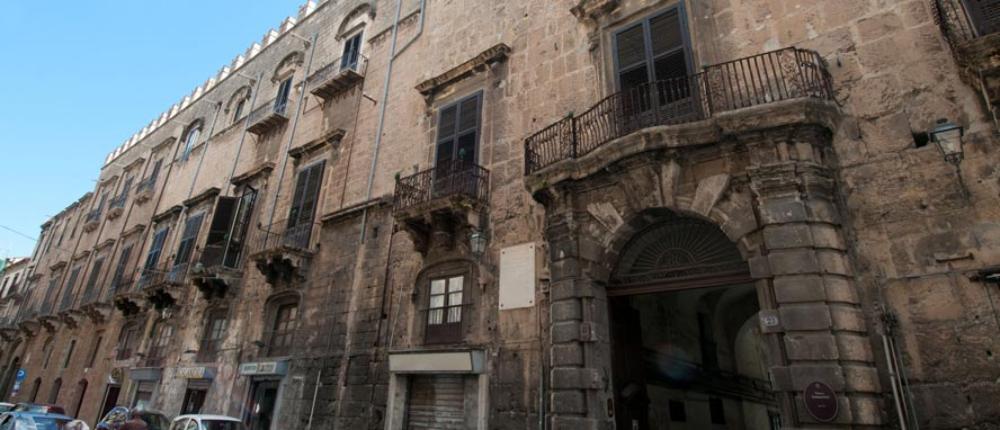 Palazzo Ajutamicristo, Palermo