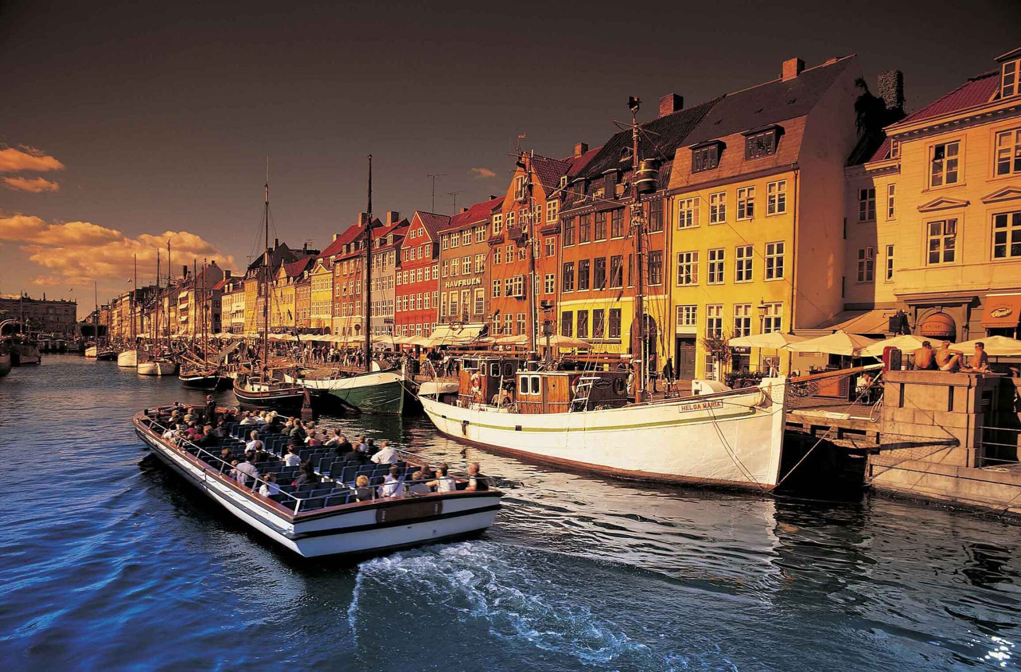Cosa vedere a Copenaghen, capitale danese: le casette colorate lungo il canale Nyhavn a Copenaghen
