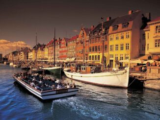 Was es in Kopenhagen, der dänischen Hauptstadt, zu sehen gibt: die farbenfrohen Häuser entlang des Nyhavn-Kanals in Kopenhagen