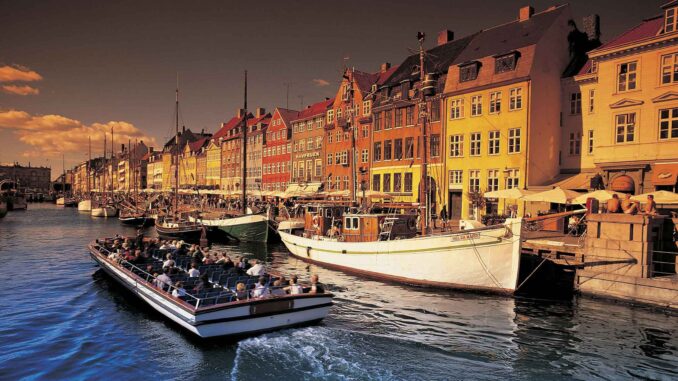 What to see in Copenhagen, the Danish capital: the colorful houses along the Nyhavn canal in Copenhagen