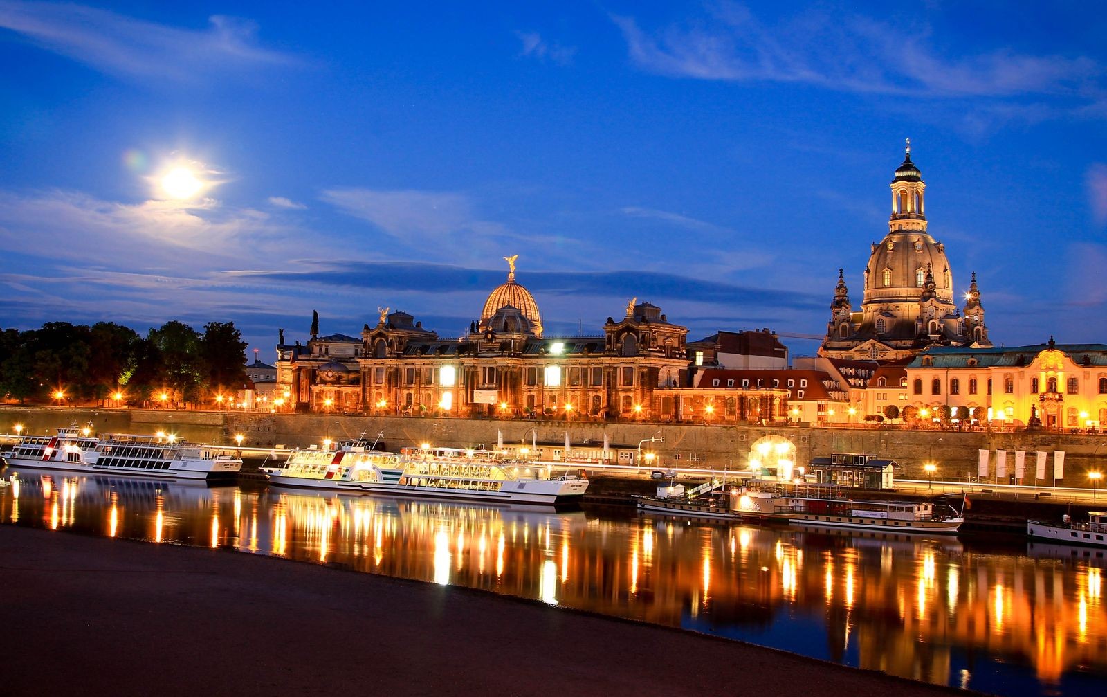 Dresden wat te zien: Dresden, hoofdstad van Saksen in Duitsland, nachtpanorama ©Photo Werner, Karol