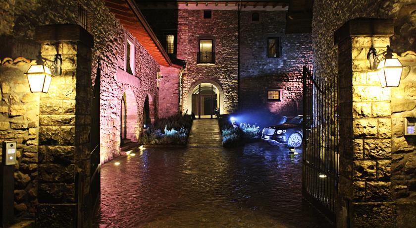 Esterno, in notturna, del Podere Castel Merlo di Villongo, Bergamo