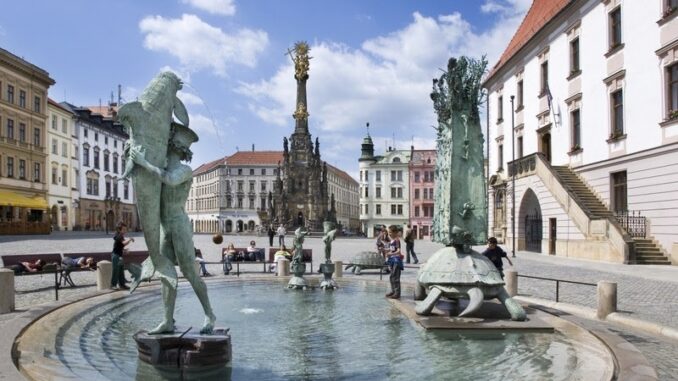 La Colonna della Santissima Trinità, il ceco Sloup Nejsvětější Trojice, è un imponente monumento barocco che domina la centrale Piazza Superiore della città di Olomouc, in Repubblica Ceca