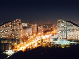 Vista noturna da capital da Moldávia, Chisinau