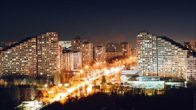 Vista notturna della capitale moldava, Chisinau
