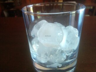 サレントコーヒー用の氷の入ったグラス