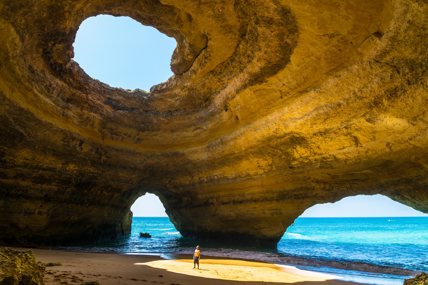 葡萄牙贝纳吉尔洞穴