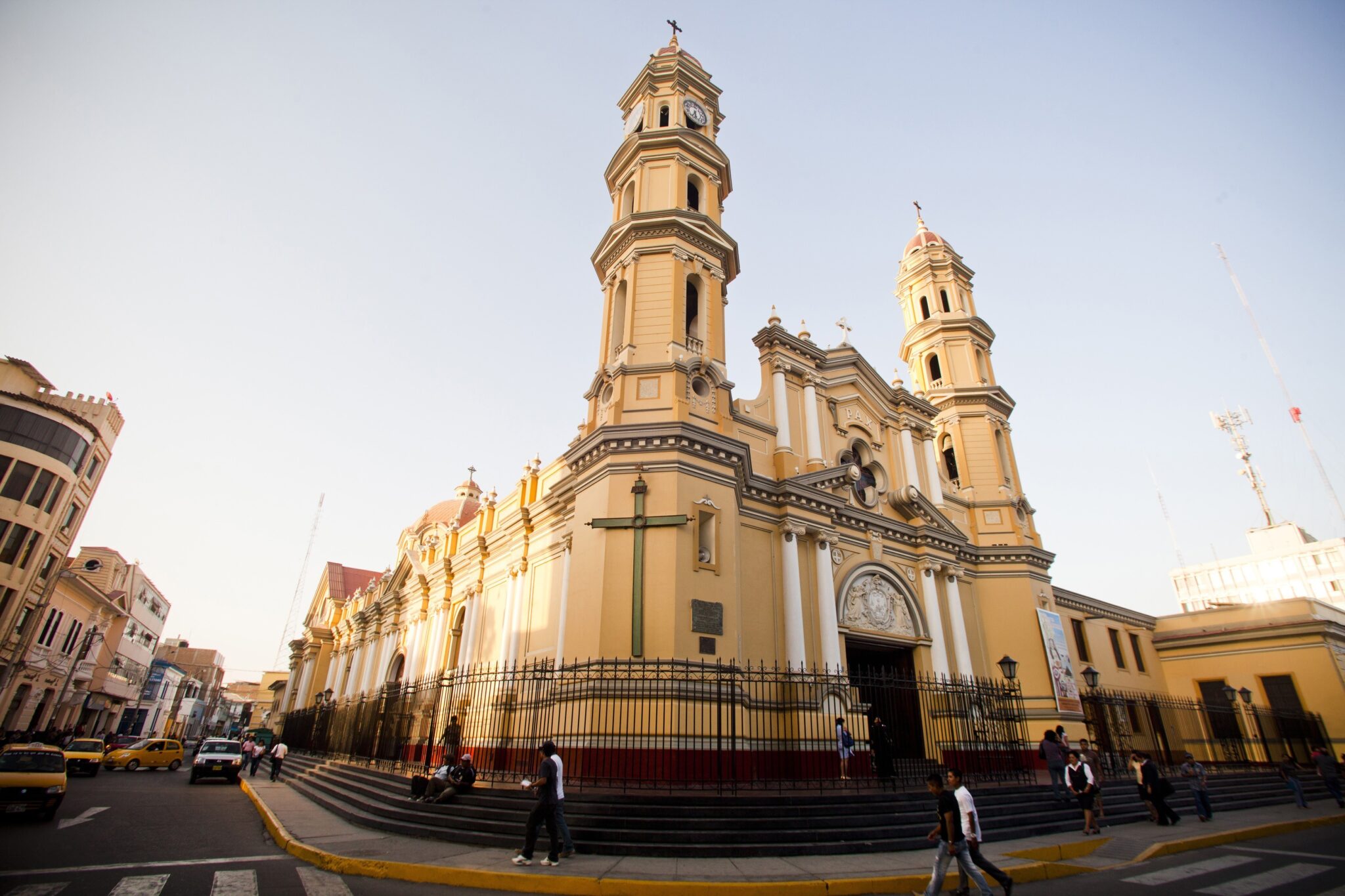 Catedral principal nella Plaza de Armas de Piura