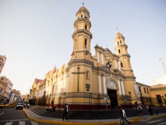 Catedral principal nella Plaza de Armas de Piura