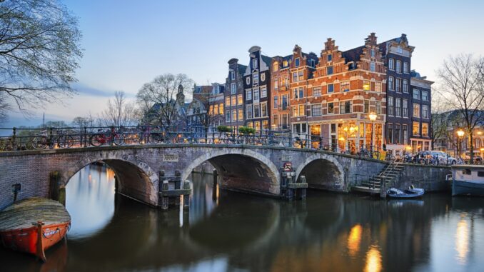 Amsterdam cosa vedere: veduta di un canale di Amsterdam