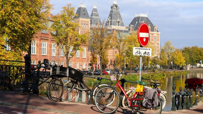 Bici e canali ad Amsterdam - Foto di Françoise Rondaij-Koch