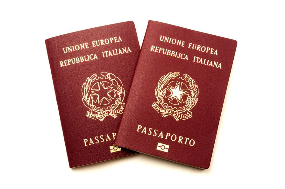 Passaporto elettronico con microchip