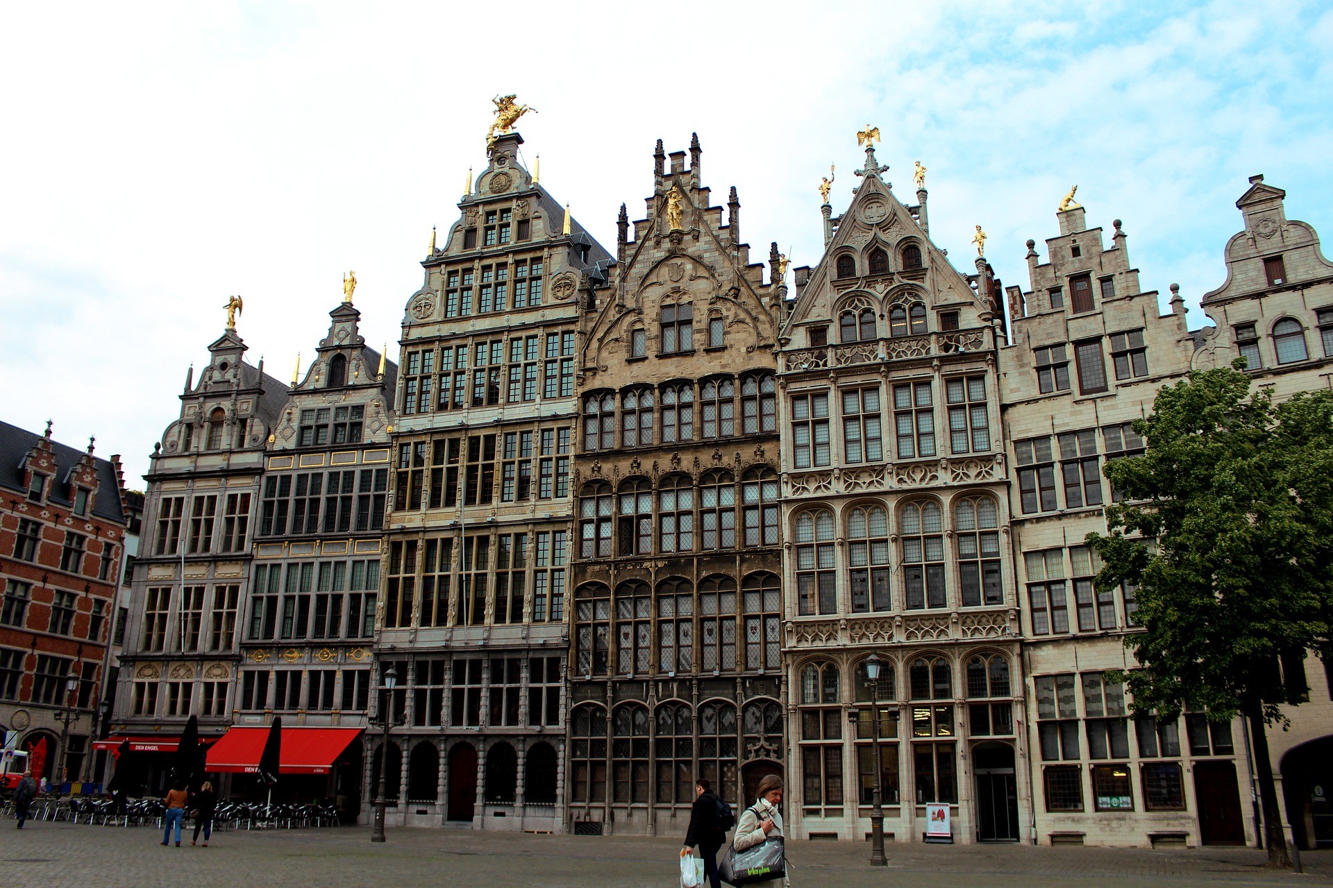 Places of interest in Antwerp: Grote Markt - Photo by reginasphotos